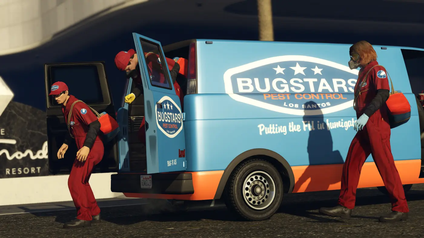 GTA Online robbers disguised as Bugstars exterminators, red jumpsuits and gas masks, climbing out of a blue Bugstars Pest Control van in front of the casino