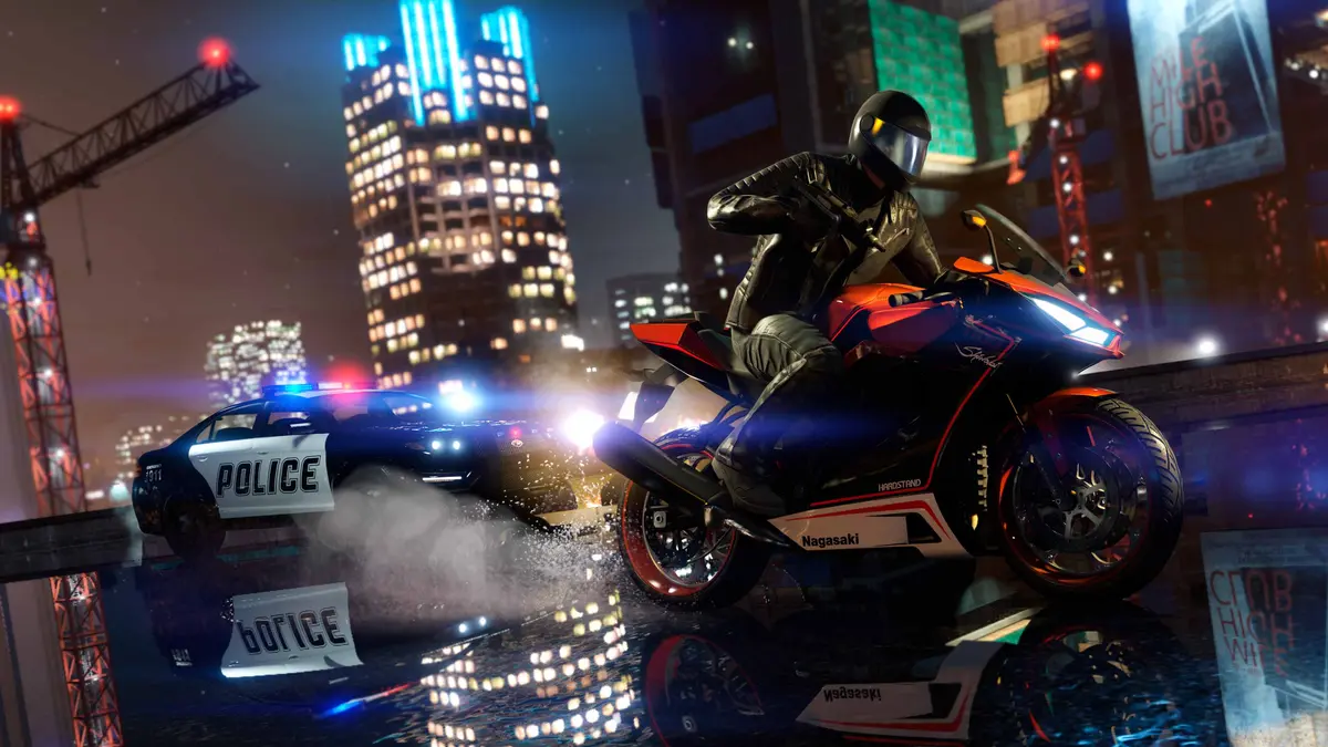 Rider in a leather suit on an orange sportbike chased at night by a Los Santos police car, lights flashing and reflections on the wet asphalt