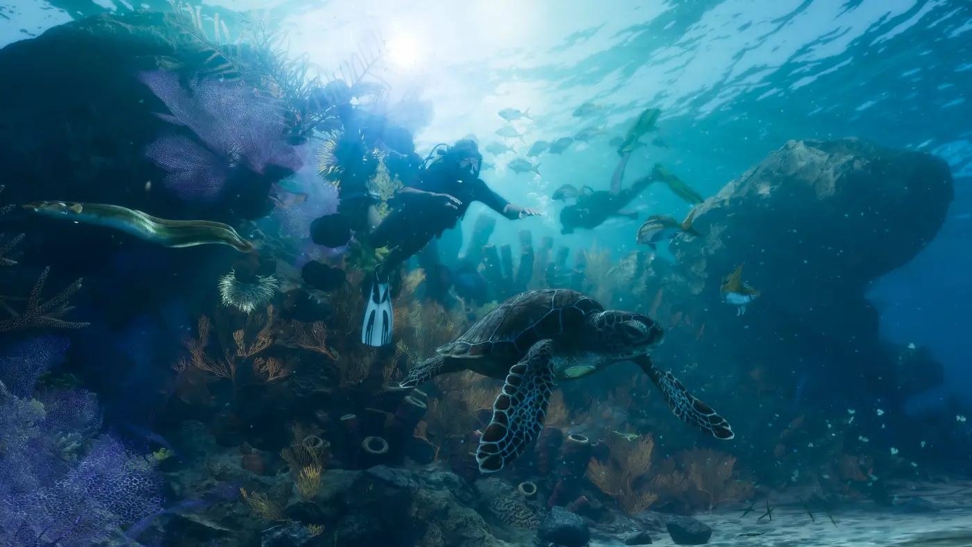 Seabed of the Leonida Keys in GTA VI: a sea turtle swims above a colorful reef, a moray eel and schools of fish around it, two divers in wetsuits ascending toward the lit surface